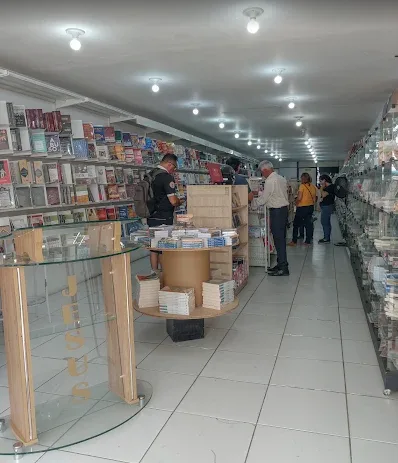 Clientes sendo atendidos na loja