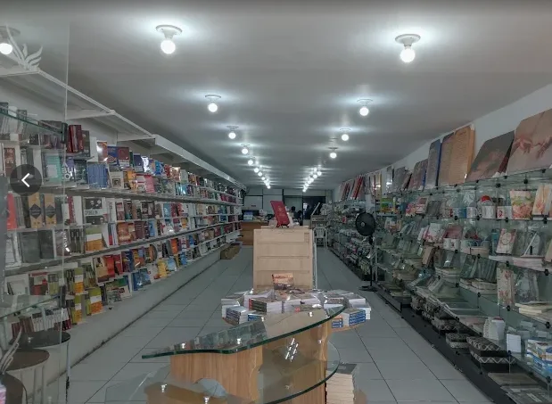 Corredor principal da loja com prateleiras de livros